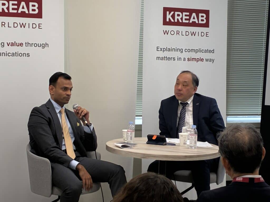 2026年4月7日にクレアブ東京オフィスにて開催されたレクチャーイベント「Kreab Day」にて、ディスカッションをしている、モデレーターを務める、ンド太平洋問題研究所（RIIPA）の理事長、神戸大学大学院教授の簑原俊洋氏