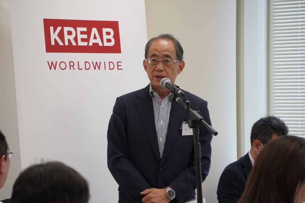 2026年6月11日にクレアブ東京オフィスにて開催されたセミナーイベント「Kreab Day」にて司会を務める、クレアブ東京オフィスの代表取締役社長の土井正己