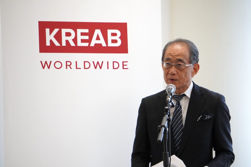 2026年7月29日にクレアブ東京オフィスにて開催されたセミナーイベント「Kreab Day」にて司会を務める、クレアブ東京オフィスの代表取締役社長の土井正己